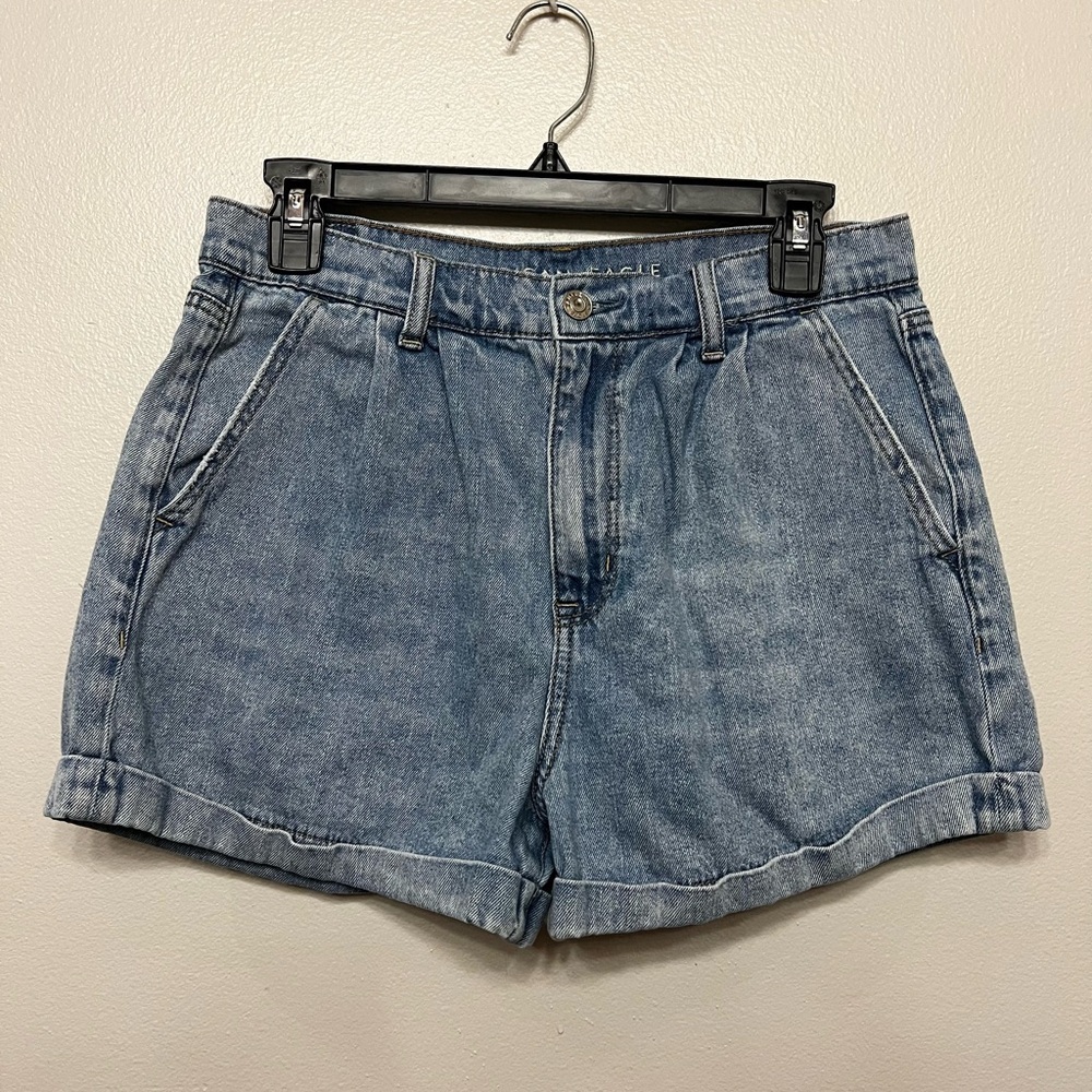 American Eagle Outfitters Light Blue Wash Mom Cuffed Pleated Jean Shorts Size 8